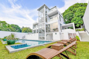Luxurious Cliff House Tagaytay